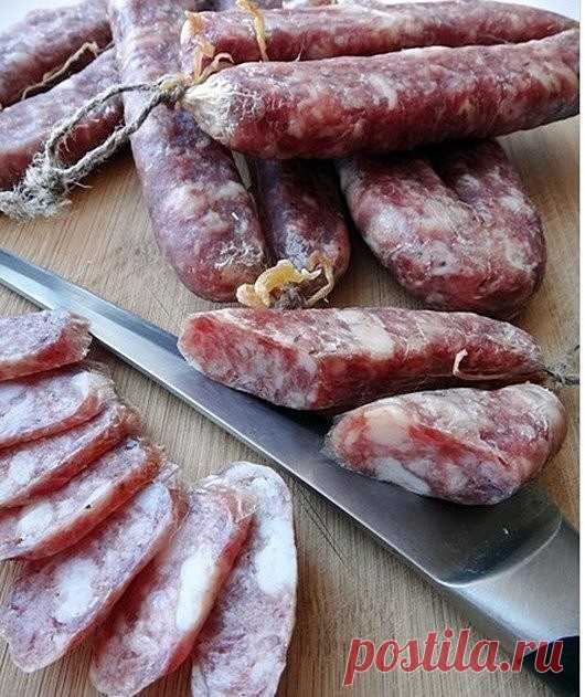 Колбаса домашняя

Фарш мясной (свиной) — 3 кг
Чеснок (головка) — 4 шт
Перец красный жгучий (молотый)
Майоран
Спирт (96%) — 3 ст. л.
Соль — 85 г

На 1 кг фарша примерно 28 гр соли (это очень важно), я постоянно делаю из 3 -х кг мяса, нам хватает до следующего раза…
Итак: 3 кг мяса перекрутить на колбасную сетку, добавить 84 -85 гр соли, через мясорубку (мелкую сетку) перекрутить 4 головки чищенного чеснока, поперчить чeрным перцем (я сыплю на глаз) красным сладким и красным...
