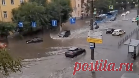 Появились кадры из Твери, где из-за непогоды затопило улицы и повалило деревья. В Твери во время грозы повалило деревья и затопило улицы. Фото из города публикуют местные Telegram-каналы. В посте отмечается, что непогоду с грозовыми дождями и ливнями в Тверскую область принес циклон. Региональное управление МЧС ...