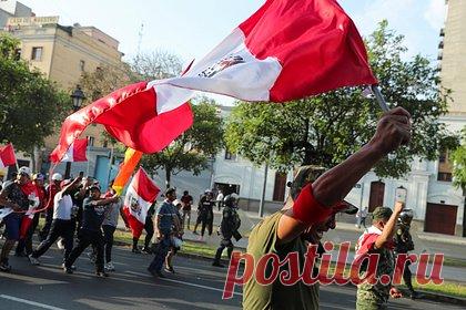 Власти Перу продлили действие режима ЧП на юге страны. Власти Перу решили продлить действие режима чрезвычайного положения из-за антиправительственных протестов на юге республики. Об этом сообщило агентство EFE. По информации EFE, чрезвычайные меры вводятся еще на 60 дней на территории департамента Пуно на границе с Боливией. Режим ЧП действует с января.