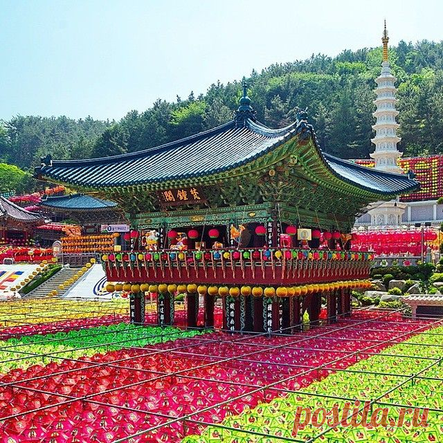 Украшения перед храмом Самгванса #Samgwangsa #삼광사.

Про храм и школу буддизма Чхонтхэ #천태종 написала в блоге. Ссылка кликабельна в профиле прям в пост ☝

#Пусан #Busan #부산 #Корея #Korea #SouthKorea #한국 #ig_korea #ig_busan #ig_asia_ #впусане #koreatrip #koreatrip2015 #travelKorea #моипубликации #буддизм #деньрождениябудды #buddhism #불교