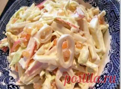 Три простых салатика с кальмарами

1. Салат «Мартовский»

Ингредиенты на 500 грамм кальмаров:
- 5 свежих огурчиков;
- банка консервированных ананасов;
- 5 яиц;
- густой майонез;
- лимон.

Приготовление:
Подготавливаем кальмаров для салата
Для приготовления салата с кальмарами, надо подготовить их. Стоит покупать тушки, которые сначала чистят, ошпаривая кипятком и вытягивая спинную хорду, засунув руку в кальмара. Потом счищают верхнюю пленку ножом или руками. Кальмара закла...