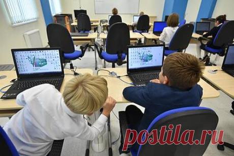 В российских школах учеников начали отправлять на дистанционное обучение. В некоторых регионах России школьников начали частично отправлять на удаленку. Об этом сообщают «Известия». Так, с 22 сентября на дистанционное обучение перевели школьников из Оренбурга. Исключение составляют младшие классы и выпускники. Такое решение может быть связано с осенним подъемом заболеваемости COVID-19.
