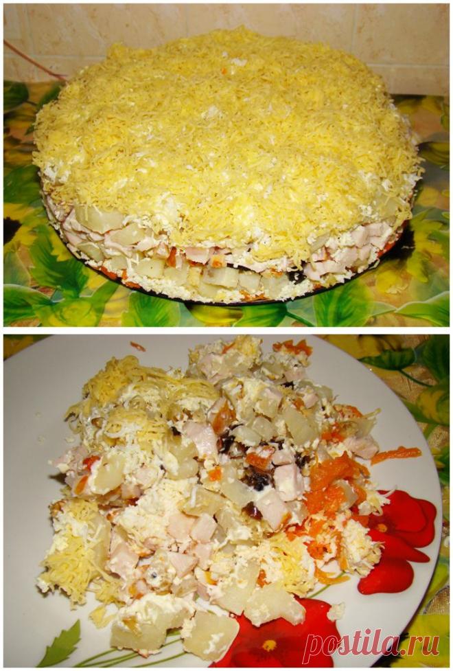 Праздничный слоеный салатик с копченной курицей, черносливом и сыром.