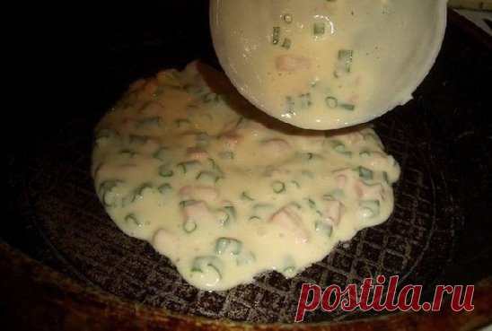 Вкусные и быстрые лепешки на завтрак!
Ингредиенты:
На 1 порцию:
-Яйцо 1 шт
-Сметана 1 ст. л
-Мука 1 ст.л
-Соль, зеленый лук, колбаса, сыр по вкусу
Приготовление:
1. Нарезать мелко зеленый лук,сардельку.
2. Яйца взбить.
3. Добавить сметану и размешать.
4. Далее мука,соль, зеленый лук,сарделька,размешать.
5. Обжаривать как блины с двух сторон на раскаленной сковороде.
6. Когда лепешка будет готова, натереть сверху сыр и сложить пополам.
7. Подавать горячими.
Приятного аппетита!