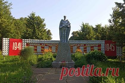 Вандал повредил надгробные плиты на братском захоронении в Ленинградской области. Неизвестный повредил мемориал с могилами советских солдат в Ленинградской области. Инцидент произошел в поселке Барышево, шлюз Гремучий, 13 августа. По словам очевидца, вандал стрелял в надгробные плиты на братском захоронении, повалил деревянный крест, снял звезду с вершины обелиска и отбросил ее в сторону.