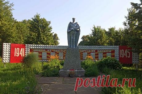 Вандал повредил надгробные плиты на братском захоронении в Ленинградской области. Неизвестный повредил мемориал с могилами советских солдат в Ленинградской области. Инцидент произошел в поселке Барышево, шлюз Гремучий, 13 августа. По словам очевидца, вандал стрелял в надгробные плиты на братском захоронении, повалил деревянный крест, снял звезду с вершины обелиска и отбросил ее в сторону.