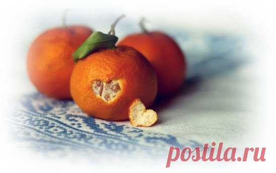 В кожуре мандаринов - огромная польза!
В кожуре мандарина содержатся эфирное масло, фитонциды, каротиноиды, витамины, антиоксиданты и другие ценные вещества.
Именно поэтому выбрасывать такое ценное сырье просто неразумно!
1. При метеоризме, дисбактериозе.
Высушенную кожуру мандаринов измельчите в кофемолке и добавляйте в творог, кашу, другие блюда по 1 ч. ложку на порцию.
2. При бронхите.
2 ст. ложки измельченной сухой кожуры залейте 1,5 стакана кипятка, держите на слабом огне 5 мин., настаи