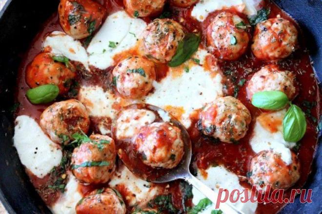 (+1) тема - Фрикадельки в остром томатном соусе под сыром | ВКУСНО ПОЕДИМ!
Фрикадельки:
500 г индюшачьего фарша
1 яйцо
2 столовых ложки панировочных сухарей
1 чайная ложка сушеного орегано
2 столовых ложки свежего базилика, мелко нарубить
1 чайная ложка тмина
1 чайная ложка дижонской горчицы
1/2 чайной ложки чесночной соли
1/4 чайной ложки черного молотого перца
1/4 чайной ложки кайенского красного перца
1/2 чайной ложки хлопьев красного перца