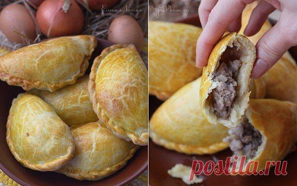 Караимские пирожки 
Караимские пирожки — любимое блюдо всех крымчан и вообще одна из кулинарных визитных карточек Крыма. Правда, они очень популярны также и в Литве, где проживает довольно крупная караимская диаспора. В Литве их называют кибинай (или кибины). Тесто у караимских хрустящее, а начинка очень сочная. 
Продолжение на сайте: http://poejka.ru/karaimskie-pirozhki/