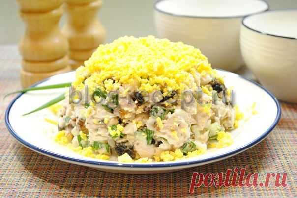 Салат Дамский каприз с курицей и черносливом - рецепты приготовления Салат Дамский каприз с огурцом, курицей и черносливом украсит любой праздничный стол. 2 простых рецепта к вашему вниманию.