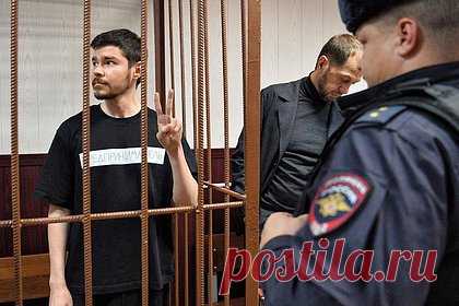 Число потерпевших по делу о мошенничестве блогера Шабутдинова выросло. В рамках уголовного дела о мошенничестве, в котором обвиняется блогер Аяз Шабутдинов, признаны потерпевшими еще трое человек. Весной 2023 года он и его сообщники убедили их в высокой эффективности своих образовательных программ. Потерпевшие перевели на счета блогера суммы от 147 тысяч до 311 тысяч рублей.