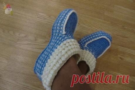 ТАПОЧКИ ТАТЬЯНЫ КОЖЕВНИКОВОЙ
Начинаем вязать сверху. Я набрала 56 петель и вязала кукурузой 4 рапорта. Затем перешла к рисунку связала . Затем разделили на 3 части и начела вязать мысик ,вязала из 14 петель. Вязать на нужную длину. По краям мысика набрать петли у меня по 1 7. Затем вяжем на высоту тапочка и затем подошву

Рисунок: 1,2,5,6-м рядах(темной нитью)- лицевые петли. 3 ряд-(светлой нитью)-*4 лиц.,3 петли снимаем (нить за раб.)3-лиц,*.1 лиц.4 ряд(св. нить)1 изн.*3 ...