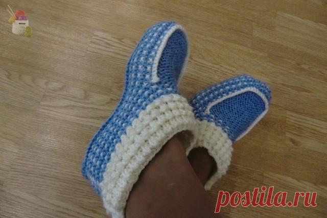 ТАПОЧКИ ТАТЬЯНЫ КОЖЕВНИКОВОЙ
Начинаем вязать сверху. Я набрала 56 петель и вязала кукурузой 4 рапорта. Затем перешла к рисунку связала . Затем разделили на 3 части и начела вязать мысик ,вязала из 14 петель. Вязать на нужную длину. По краям мысика набрать петли у меня по 1 7. Затем вяжем на высоту тапочка и затем подошву

Рисунок: 1,2,5,6-м рядах(темной нитью)- лицевые петли. 3 ряд-(светлой нитью)-*4 лиц.,3 петли снимаем (нить за раб.)3-лиц,*.1 лиц.4 ряд(св. нить)1 изн.*3 ...