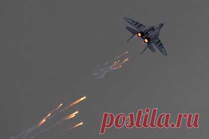 Польша решила передать Украине еще несколько истребителей МиГ-29. Варшава передает Киеву еще несколько советских истребителей МиГ-29. Об этом заявил президент Польши Анджей Дуда. «Четыре МиГ-29 из наших запасов были уже переданы в распоряжение ВВС Украины. Дополнительно четыре МиГ передаются в настоящее время», — сказал польский лидер.