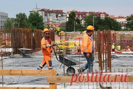 В России оценили масштаб дефицита строителей. Дефицит работников в российской строительной отрасли составляет сейчас 50 тысяч человек, но к 2030 году на фоне роста экономики показатель может вырасти до 400 тысяч человек, рассказал вице-премьер России Марат Хуснуллин. Он призвал бороться с дефицитом рабочих рук, повышая производительность труда.