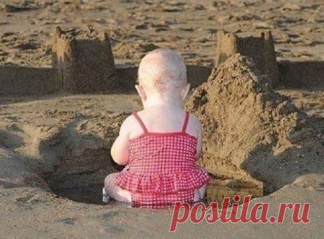 как же хорошо было в детстве:ни любви тебе не надо,ни диплома,сиди себе в песке,лепи куличики.