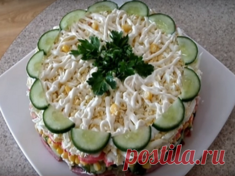 Очень вкусный, легкий и нежный салат с крабовыми палочками, свежим огурчиком и кукурузой понравится всем!