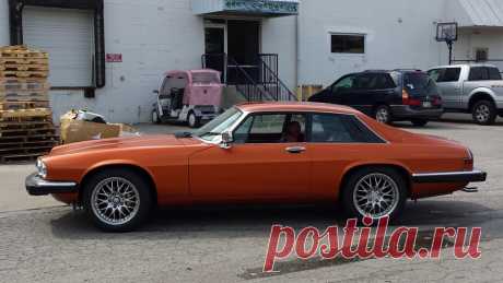 Jaguar XJ-S HE V12 - 5 speed swap на DRIVE2.RU Про машину: 1982, 350 л. с., двигатель бензиновый, механическая коробка передач. Машина моя 82го года выпуска и провела она свои 35 лет в нашем кукурузном Огайо. Мне "посчастливилось" купить эту бестию 17 лет назад у одного колхозника за 1500 местных рублей, вот прямо из сарая я ее и забрал. Она чинно ехала по шоссе на всех 7ми циллиндрах и на мои намеки поехать побыстрее, чинно…