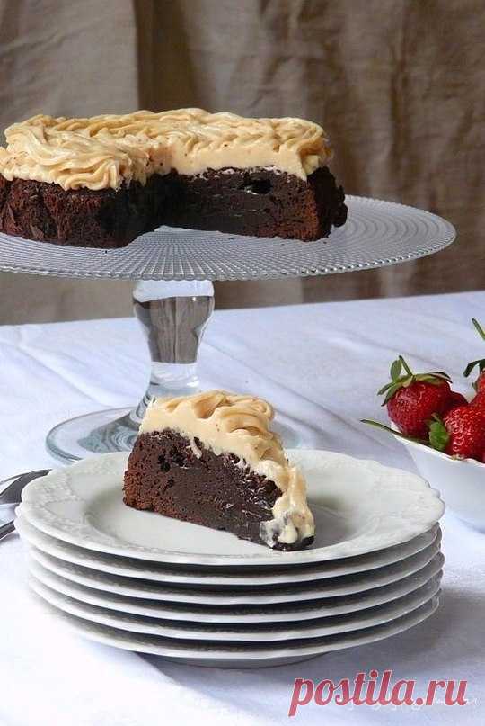 Как приготовить сливочно-клубничный торт-брауни  - рецепт, ингредиенты и фотографии