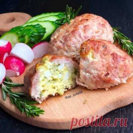 Куриные зразы с яйцом и зелёным луком

 143 ккал/100 г  Б/Ж/У: 17.9 / 7.1 / 1.2 

Ингредиенты:
куриный фарш 700 г(бедро/грудка 1:1)
лук 1 шт
яйцо 3 шт
творожный сыр 50 г
зелёный лук 4-6 веточек
соль, специи

Приготовление:
В фарш мелкого помола добавляем измельченную луковицу, специи и соль.
Предварительно отваренные яйца измельчаем.
Сыр мягкий смешиваем с яйцом и луком.
На ладони катаем шарик из фарша . Приплюснули и в серединку начинку. Запечатали.
Укладываем на противен...