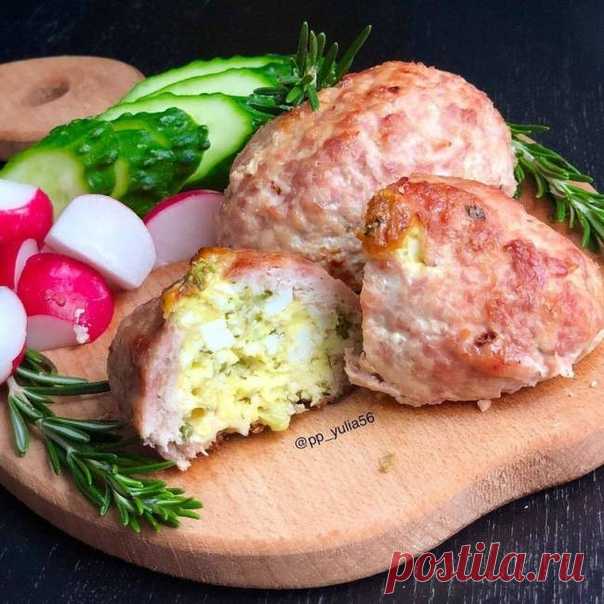 Куриные зразы с яйцом и зелёным луком

 143 ккал/100 г  Б/Ж/У: 17.9 / 7.1 / 1.2 

Ингредиенты:
куриный фарш 700 г(бедро/грудка 1:1)
лук 1 шт
яйцо 3 шт
творожный сыр 50 г
зелёный лук 4-6 веточек
соль, специи

Приготовление:
В фарш мелкого помола добавляем измельченную луковицу, специи и соль.
Предварительно отваренные яйца измельчаем.
Сыр мягкий смешиваем с яйцом и луком.
На ладони катаем шарик из фарша . Приплюснули и в серединку начинку. Запечатали.
Укладываем на противен...