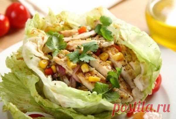 Салаты 

1. Салат с куриным филе, огурцами и орехами

Ингредиенты:

● Куриное филе — 300 г
● Огурцы — 200 г
● Яблоки — 200 г
● Орехи — 50 г
● Лимон — 1 шт. 
● Листовой салат — 1 шт.
● Чеснок — 3 зубчика
● Оливковое масло — 4-5 ст. л.
● Соль — по вкусу

Приготовление:

1. Филе отвариваем до готовности, остужаем и мелко нарезаем.
2. Огурец нарезаем кубиками, орехи измельчаем ножом.
3. С яблока снимаем кожицу, нарезаем мякоть на кубики, удалив сердцевину. Чеснок продавливаем ...