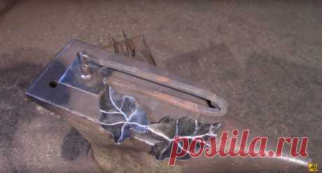 Кузнечное приспособление для листиков из пружины Всем доброго времени. В этой статье автор канала «Андрей Винничук» сделает кузнечное приспособление. С помощью которого, можно будет делать прожилки на металлических листьях.ИНСТРУМЕНТЫ: УШМ; Круг отрезной по металлу; Круг шлифовальный; Электроды и сварочный аппарат; Тиски; Горн; Кузнечная вилка;