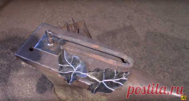 Кузнечное приспособление для листиков из пружины Всем доброго времени. В этой статье автор канала «Андрей Винничук» сделает кузнечное приспособление. С помощью которого, можно будет делать прожилки на металлических листьях.ИНСТРУМЕНТЫ: УШМ; Круг отрезной по металлу; Круг шлифовальный; Электроды и сварочный аппарат; Тиски; Горн; Кузнечная вилка;
