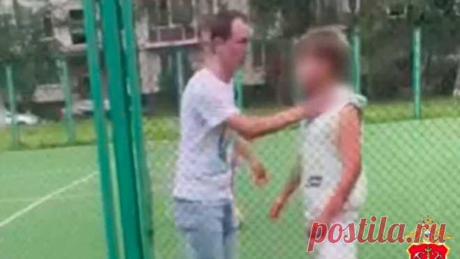Полицейские поймали мигранта, который напал на ребенка на футбольном поле в Петербурге. В Петербурге полицейские поймали мигранта, который напал на ребенка и схватил его за горло. Об этом сообщает "МВД медиа". По информации ведомства, инцидент произошел 24 июня на футбольном поле во дворе дома N 62 по улице ...