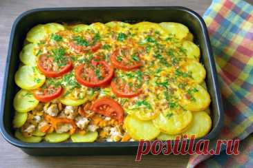 Картофельная запеканка с курицей и овощами под сырной корочкой
Эта запеканка объединяет мягкий картофель, сочную курицу и ароматные овощи, а сверху всё покрыто расплавленным сыром, который создаёт тягучую и румяную корочку. Блюдо готовится просто.
Необходимо
картофель — 700–800 г
куриное филе — 400 г
лук — 1 головка
помидоры — 1–2 шт.
морковь — 1 средняя
чеснок — 2 зубчика
майонез или сметана — 3–4 ст. л.
сыр твёрдый — 120–150 г
зелень укропа или петрушки — по вкусу