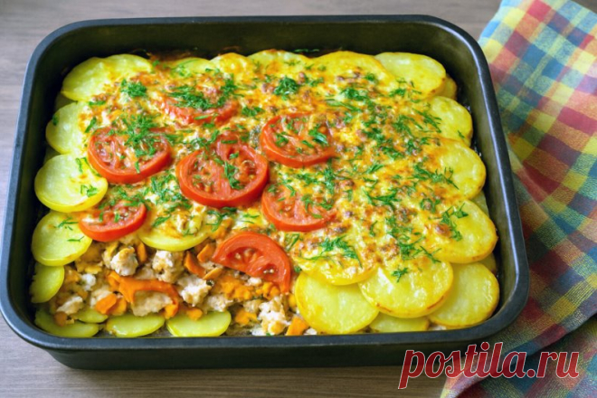 Картофельная запеканка с курицей и овощами под сырной корочкой
Эта запеканка объединяет мягкий картофель, сочную курицу и ароматные овощи, а сверху всё покрыто расплавленным сыром, который создаёт тягучую и румяную корочку. Блюдо готовится просто.
Необходимо
картофель — 700–800 г
куриное филе — 400 г
лук — 1 головка
помидоры — 1–2 шт.
морковь — 1 средняя
чеснок — 2 зубчика
майонез или сметана — 3–4 ст. л.
сыр твёрдый — 120–150 г
зелень укропа или петрушки — по вкусу