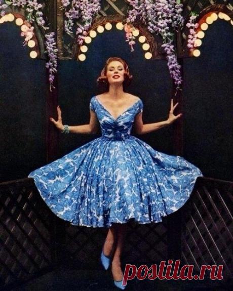 Легенды моды —  шикарный стиль Нью лук 
Стиль нью лук в одежде — это стиль, который перенесет вас в легендарные и шикарные 50-е года 20-го столетия, когда жизнь выглядела прекрасной, а женщины должны были быть подобны цветам.

   

Нью Лук…