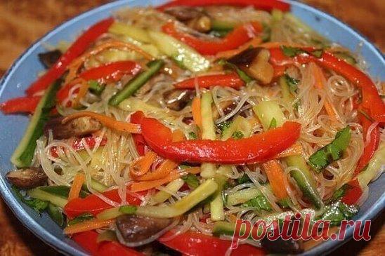 Как приготовить фунчозу 7 способов
1. Фунчоза по-корейски
Ингредиенты:
- Вермишель фунчоза – 145 г,
- морковь – 100 г,
- огурцы свежие – 145 г,
- перец сладкий – 45 г,
- чеснок – 15 г,
- зелень – 30 г,
- заправка для фунчозы – 115 г.
Приготовление:
Фунчозу залить кипятком на 5-7 мин., откинуть на дуршлаг и промыть холодной кипячёной водой. Все овощи, кроме чеснока и зелени, нашинковать тонкой соломкой, зелень и чеснок мелко порубить. Нашинкованную морковь перетереть руками...