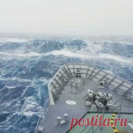 Видео. Корабль для морских волн просто щепка»