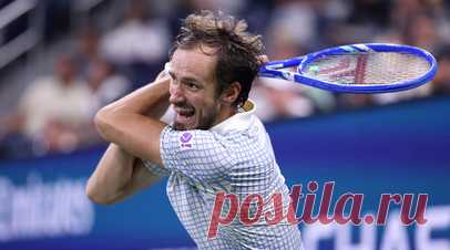 «Хотелось выплеснуть злость»: Медведев со скандалом проиграл на старте US Open, но завершать карьеру не собирается. Даниил Медведев впервые с 2017 года вылетел на старте US Open. В сумасшедшем матче он в пяти партиях уступил Бенжамену Бонзи — тому самому французу, который ранее взял над ним верх на Уимблдоне. В третьем сете на матчболе соперника 29-летний россиянин из-за ошибки фотографа начал скандалить с судьёй и заводить публику, выбив благодаря затянувшейся паузе оппонента из колеи. И…