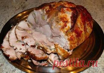 БУЖЕНИНА В РУКАВЕ 
Сочная буженинка на все случаи жизни! 

ИНГРЕДИЕНТЫ:
● Свинина ошеек 1000 г
● Соль 1 ст. л.
● Перец чёрный горошком 10 шт.
● Перец красный молотый 1 ч. л.
● Вода 1 л
● Лавровый лист 3 шт.

ПРИГОТОВЛЕНИЕ:
1) Для приготовления буженины в рукаве понадобятся: свинина (мякоть, шейная часть), соль, перец горошком, перец красный молотый, перец чёрный молотый, лавровый лист и вода.
2) Готовим маринад. Для этого наливаем в кастрюлю воду. Кладём соль в соотношении...