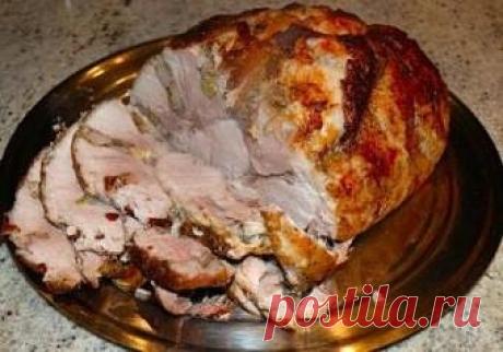 БУЖЕНИНА В РУКАВЕ 
Сочная буженинка на все случаи жизни! 

ИНГРЕДИЕНТЫ:
● Свинина ошеек 1000 г
● Соль 1 ст. л.
● Перец чёрный горошком 10 шт.
● Перец красный молотый 1 ч. л.
● Вода 1 л
● Лавровый лист 3 шт.

ПРИГОТОВЛЕНИЕ:
1) Для приготовления буженины в рукаве понадобятся: свинина (мякоть, шейная часть), соль, перец горошком, перец красный молотый, перец чёрный молотый, лавровый лист и вода.
2) Готовим маринад. Для этого наливаем в кастрюлю воду. Кладём соль в соотношении...