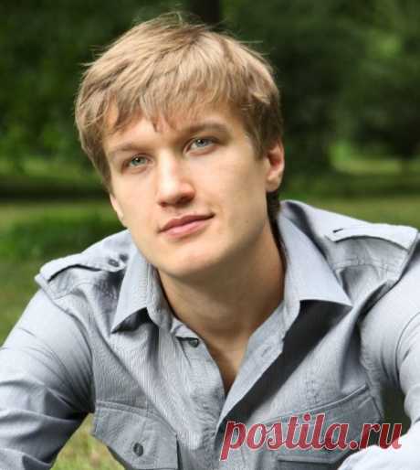 Родился 7 октября 1982 года в Москве, в актерской семье. 
В возрасте 13 лет дебютировал в кино, сыграв в фильме Эльдара Рязанова &quot;Привет, дуралеи!&quot;.
В 2004 году окончил театральное училище им. Щукина. 
Прошел службу в рядах команды артистов-военнослужащих Центрального Академического Театра Российской Армии, по окончании службы остался в труппе ЦАТРА (2006).