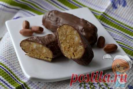 Сникерс в домашних условиях, рецепт шоколадных батончиков Сникерс в домашних условиях - рецепт полезной сладости. Состав минимальный: арахис, сухое молоко, мед и шоколад для глазури.