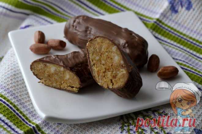 Сникерс в домашних условиях, рецепт шоколадных батончиков Сникерс в домашних условиях - рецепт полезной сладости. Состав минимальный: арахис, сухое молоко, мед и шоколад для глазури.