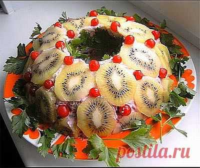 Красивые салаты помогут украсить праздничный стол и разбудят фантазию для новых украшений