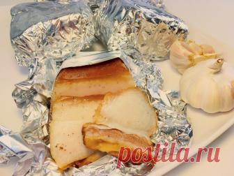 Ингредиенты: Вода 1 л Сало 1 кг Чеснок 7 зуб. Черный перец (молотый) по вкусу Черный перец (горошком) 5 шт. Лавровый лист 2 шт. Соль 200 г Сахар 2 ст. л.