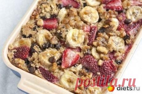 Овсяный пирог с бананами, ягодами, орехами, корицей и медом