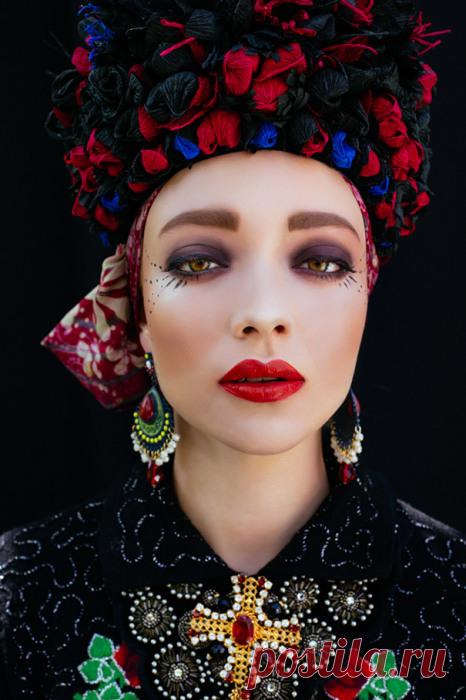 Цветочные мотивы: польские красавицы в роскошных национальных венках