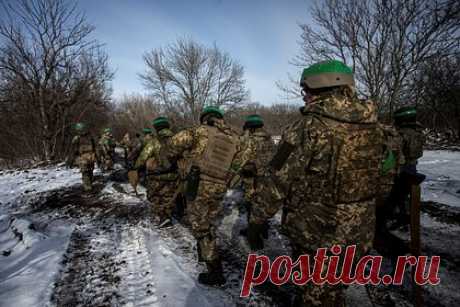 Военкор рассказал о равносильных самоубийству действиях ВСУ. Удержание позиций в селе Парасковиевка вблизи Артемовска равносильно самоубийству для Вооруженных сил Украины, пишет WarGonzo. «К северо-западу от этого населённого пункта &quot;оркестранты&quot; перерезали трассу М-03. Теперь удерживать позиции в Парасковиевке для украинской армии равносильно самоубийству», — сказано в посте.