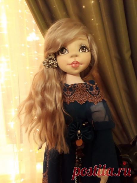 Авторская текстильная кукла, рост 55 см , одежда и обувь снимаются , волосы -руно козочки
Эта куколка – волшебная,
Исполняет все желания,
Каждое она мгновение
Дарит радость, понимание.