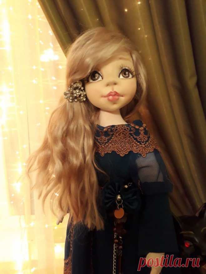 Авторская текстильная кукла, рост 55 см , одежда и обувь снимаются , волосы -руно козочки
Эта куколка – волшебная,
Исполняет все желания,
Каждое она мгновение
Дарит радость, понимание.