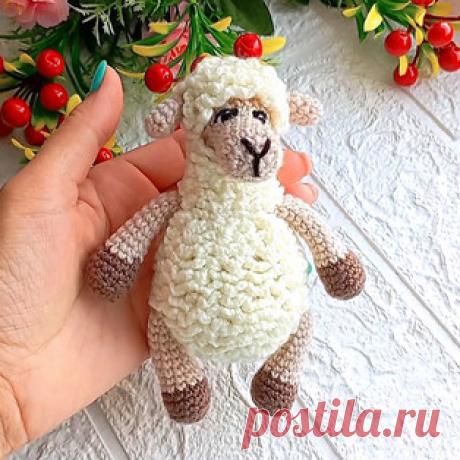 Овечка амигуруми. Схемы и описания для вязания игрушек крючком! Бесплатный мастер-класс от Натальи Лариной по вязанию овечки крючком. Высота вязаной игрушки примерно 15 см. Для изготовления такой овцы автор использ…
