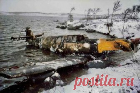 Как из-за одного химика , немецкий 1-й воздушный флот полгода не мог бомбить Ленинград 

В начале октября 1941 года над Ленинградом был сбит Me-109. Пилот не дотянул до своих и посадил машину на окраине города. 

Пока патруль его арестовывал собралась толпа зевак, в которой затесался знаменитый советский химик-органик, ученик великого Фаворского, Александр Дмитриевич Петров. Из пробитых баков самолета стекало топливо и профессор заинтересовался, на чем летают самолёты люфт...