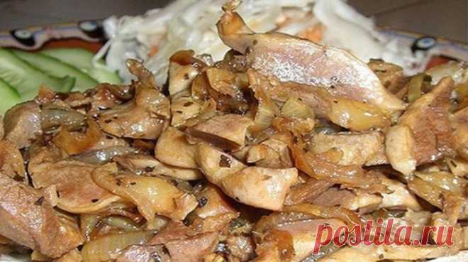 ДОЛЖНО БЫТЬ В КОПИЛКЕ КАЖДОЙ ХОЗЯЙКИ ;) Рецепт приготовления вкуснейших куриных желудков Ароматные куриные желудки в сметанном соусе приготовленные на сковороде получатся на отлично у каждого. Даже не сомневайтесь.!!!